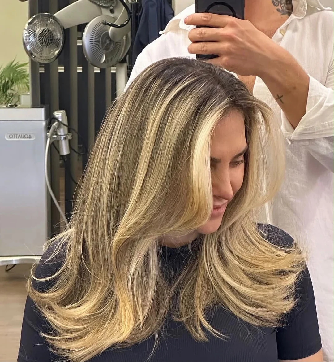 Mechas loiras com acabamento luminoso — Espaço Hair Address, Florianópolis